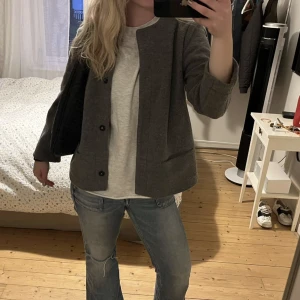 Vårkappa  - Superfin grå kappa från Edblad ! Står att den är strlk L men passar mig som är S. 