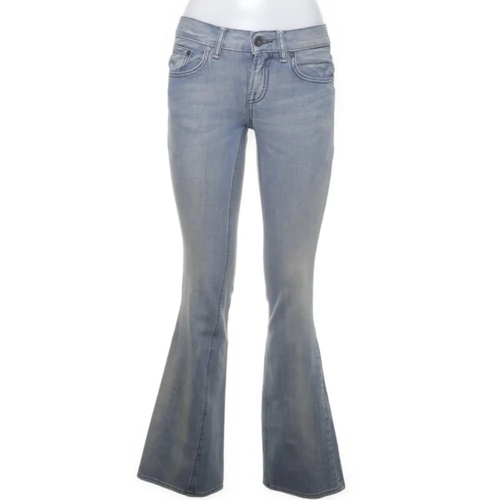 Säljer mina lågmidjade jeans från Hugo Boss i strl 26. Skriv för fler bilder och mått🤍. Jeans & Byxor.