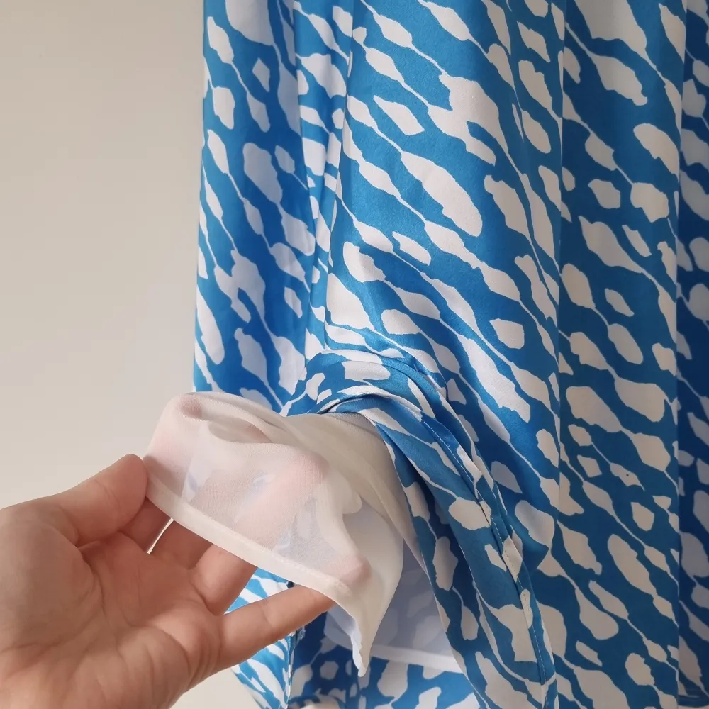 En superfin kjol med innerkjol köpt här på plick som tyvärr är för liten för mig. Knappt använd av tidigare ägare så inga anmärkningar! Material: Yttertyg 97% polyester 3% elastan Innertyg 100% polyester . Kjolar.