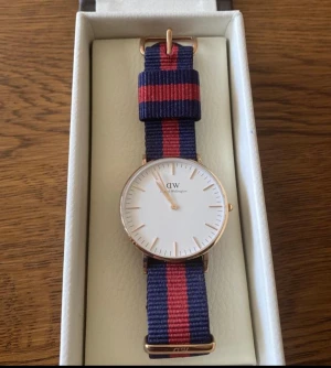 Daniel Wellington klocka (oanvänd) - Daniel Wellington klocka Nypris 1399 kr 36 millimeter  Oanvänd i orginalförpackning Armbandet är bytbart (Konfirmations present som jag vill sälja) Öppen för träff i Stockholm.