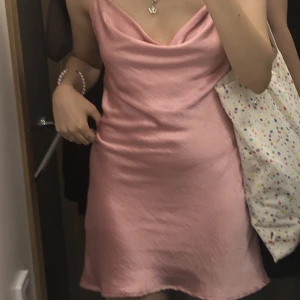 Rosa klänning  - Jätte söt kort rosa klänning från Gina tricot med jätte skönt material, perfekt för sommaren. Använt kanske 3 gånger 