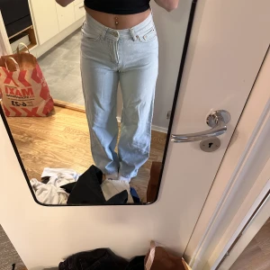 Blå jeans - Populära jeans ifrån junkyard, används ej längre. Lite slitningar längst ner men annars fina. 🥰 Pris går att diskutera vid snabb affär ❣️