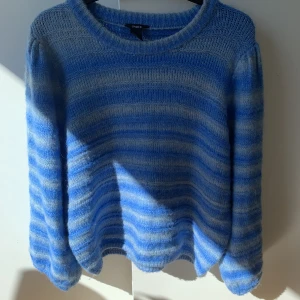 Trendig tröja  - Som ny har använd 3 gånger ungefär Är i storlek m men passar s s lika bra 