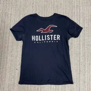 Mörkblått Hollister mjukis set med t-shirt i storlek XS och byxor i storlek S. Änvänt sparsamt och inget slitage eller täcken på användning förutom av tvättning på loggorna. 