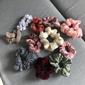 Scrunchies  - 10kr st 15 för 2  (+ frakt =15kr frimärkte + 5kr kuvert) 