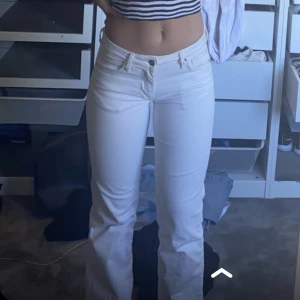 Vita lågmidjade Pepe Jeans - Snygg Vita lågmidjade jeans! Okej i stretchighet, jag var 1,66 m lång på bilderna och säljer pågrund av att dem inte passar längre. Var länge ett par favoriter❤️