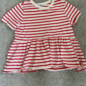 Zara t-shirt  - En fin volang t-shirt från zara. Använd fåtal gång så väldigt fint skick.