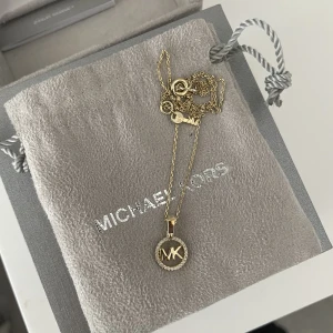 Michael kors - Säljer mitt sååå fina halsband från Michael Kors! Inte använt det på ett tag så därför säljer jag det. Nypris: 1600kr. Pris kan diskuteras! Hör gärna av dig för fler bilder eller info!🥰