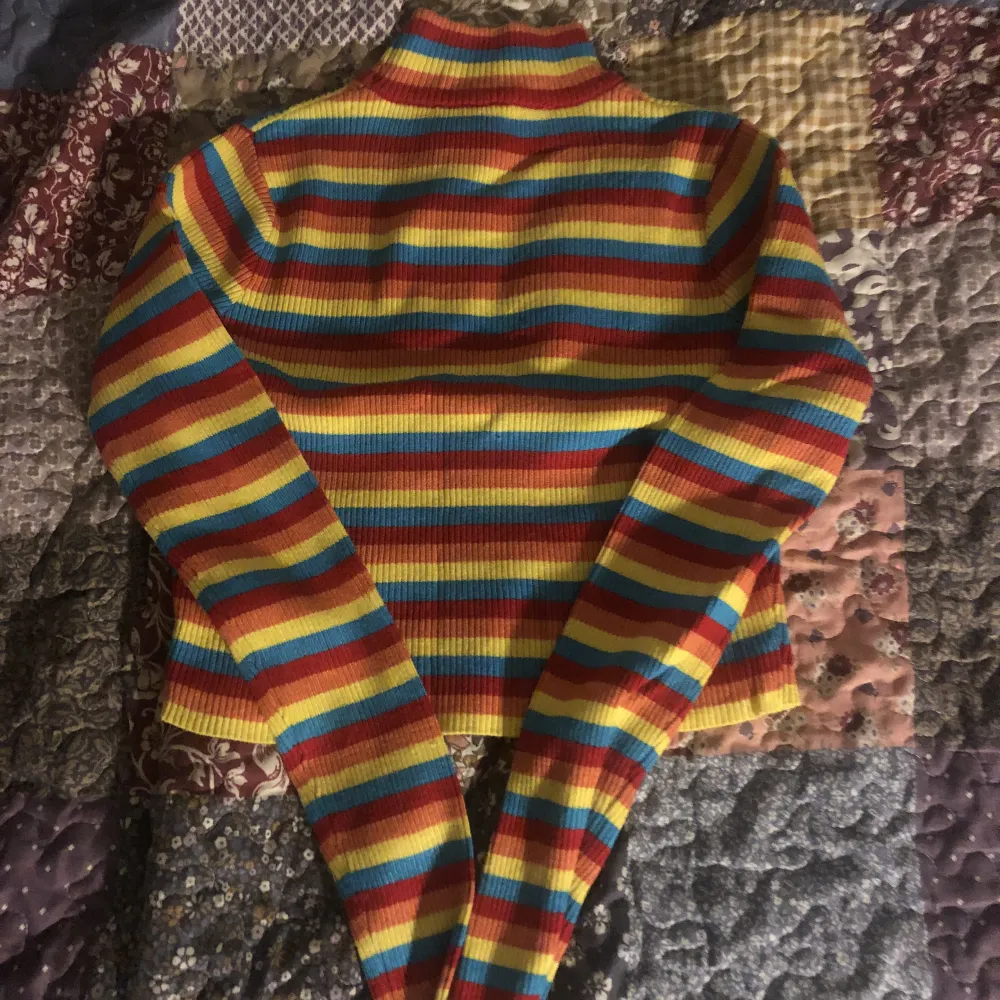 Croptop som köptes via Sellpy. Finns ingen lapp alls på tröjan och gissar på storlek S. Väldigt tjock material. Stretchig.  Candy rainbow färg typ. 🍭 🌈 . Stickat.