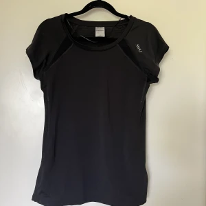 Svart träningströja - TräningsT-shirt med nätad rygg