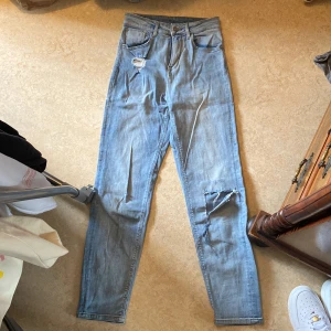 jeans - fina jeans med slitage på knät och på höften. fint skick!