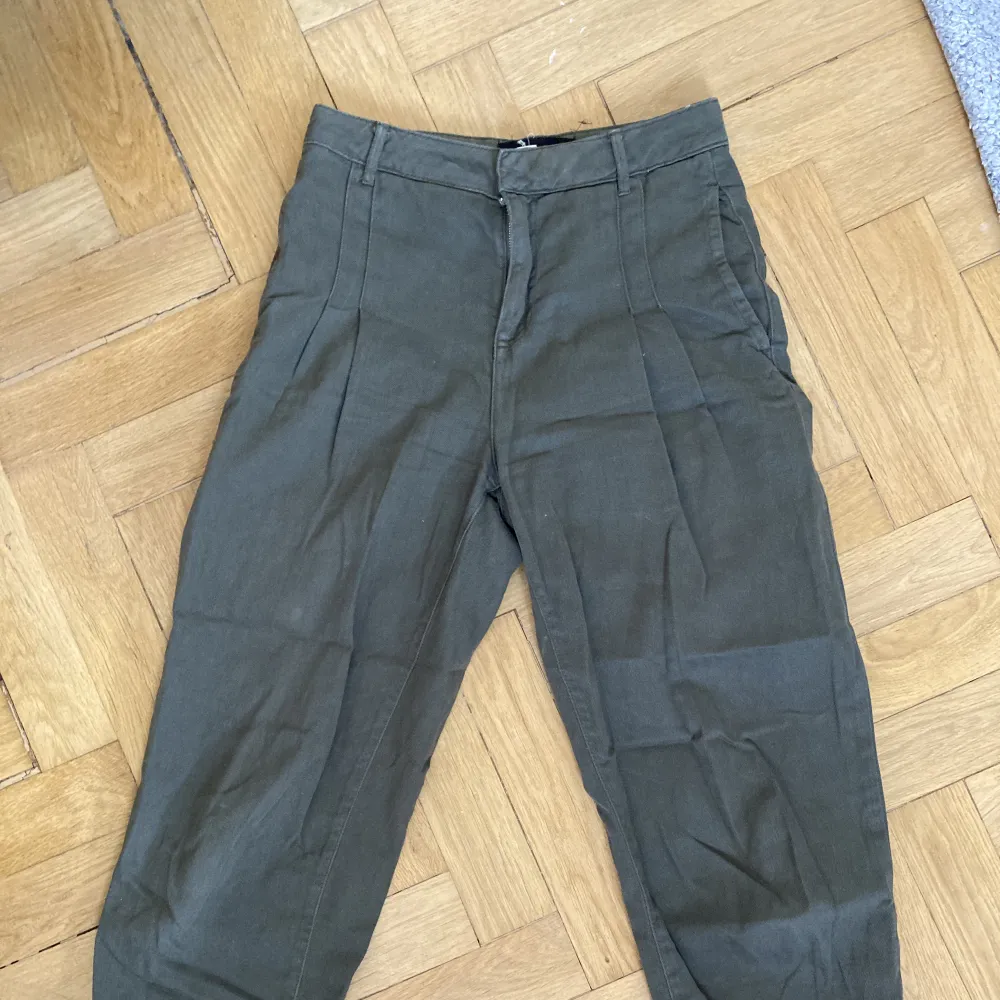 gröna cargo-ish byxor, köpta på urban outfitters . Jeans & Byxor.