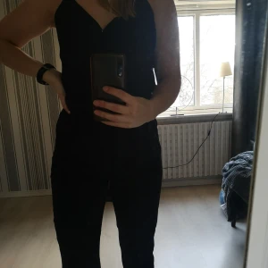 Svart byxdress - Svart, skön stretchig byxdress. Köpt i USA. Använd 1 gång. Står strl M, men mer som en small. 