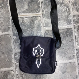 Trapstar sidoväska - 🥷❄️Trapastar väska❄️🥷 Nyskick ställ gärna frågor om ni undrar något🤝🙌