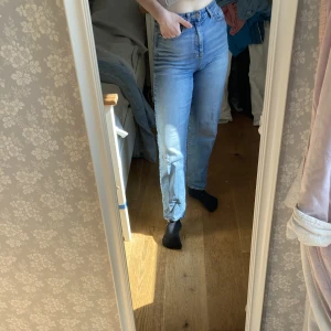 Jeans - Supersköna lite stretchiga jeans Väl använda men fortfarande bra skick