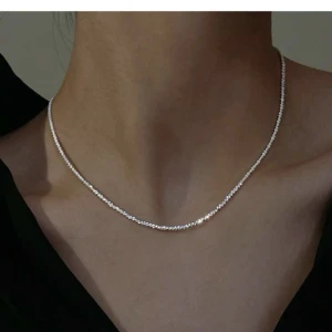 halsband - Oanvänt halsband nypris 120kr, lånade bilder från shein men de ser likadant ut i verkligheten! 45cm långt. Säljer för 50kr + 15kr frakt 🥰