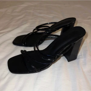 Klackar  - Klackar från Shein, strl 41 men som en 40.  Använda fåtal gånger 