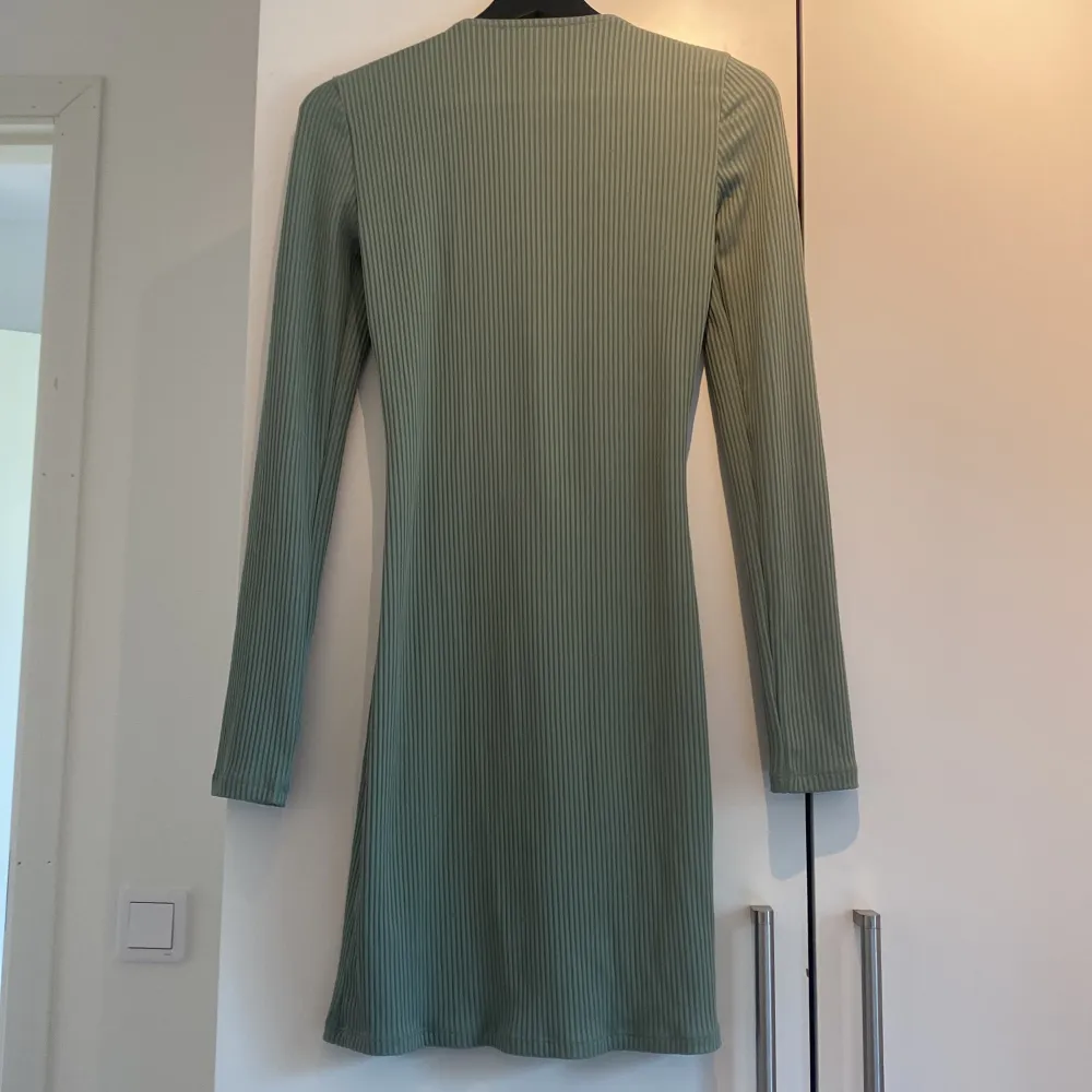 Grön ribbad klänning från NA-KD i storlek S. Passar perfekt nu när sommaren är på ingång.  Köparen står för frakten🌸. Klänningar.