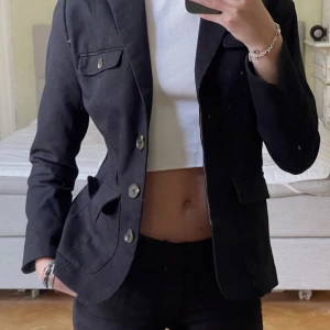 Kavaj/Kappa - Snygg lite figursydd vårjacka från H&M, säljer då jag aldrig använder