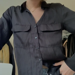 Svart sidenskjorta - Svart sidenskjorta från h&m. Toppenskick. 