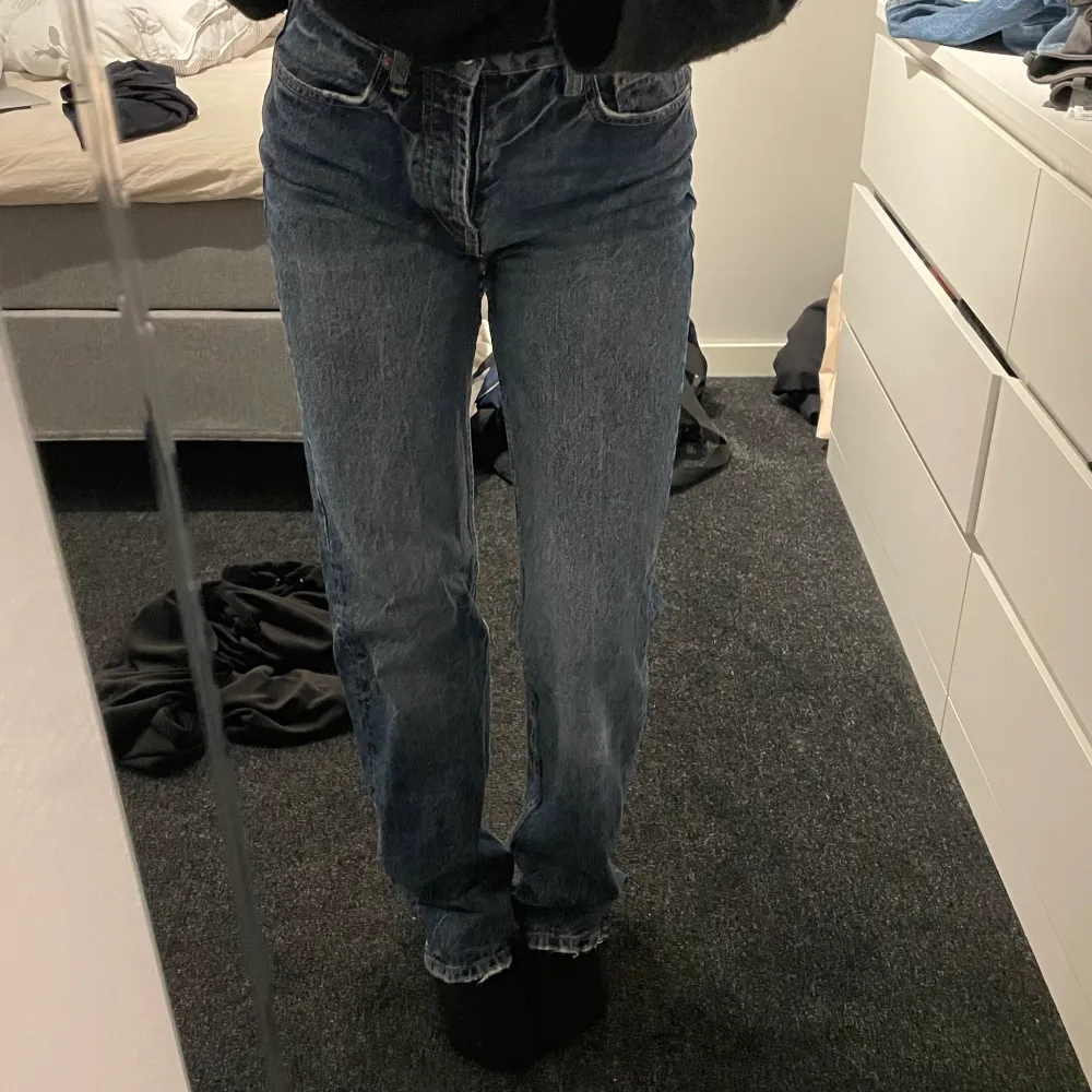 Säljer ett par jeans från Zara strl 34. Köpt här på Plick och använda endast en gång, de har även blivit för små nu. Ganska långa på mig som är 165cm. 260kr, köparen står för frakt. . Jeans & Byxor.