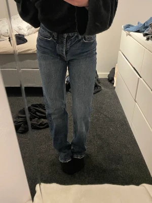 Zara jeans  - Säljer ett par jeans från Zara strl 34. Köpt här på Plick och använda endast en gång, de har även blivit för små nu. Ganska långa på mig som är 165cm. 260kr, köparen står för frakt. 
