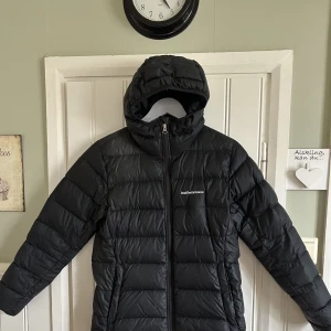 Peak Performance - Jag säljer min älskade svarta Peak Performance jacka💕 Den är i jätte bra skick utan några skador💞