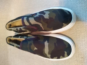 Helt nya Restricted Dam camo sneakers 40  - Helt nya Restricted Dam camo sneakers 40 