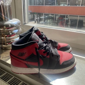 Jordans skor - Snygga jordans men används inte längre därav säljer jag dem, fortfarande i fint & bra skick. Storlek 39