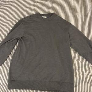 grå tröja från hm, använd 1-2 gånger 
