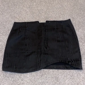 Svart minikjol - Svart minikjol från Zara i storlek L men skulle säga att den passar M. 