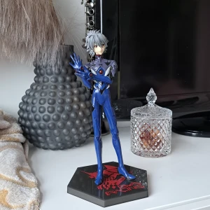 Eva figur - Inköpt från Japan för 1000kr. Lådan har tyvärr tappats bort.  Bra skick och om man vill se mer bilder kontakta mig!! 