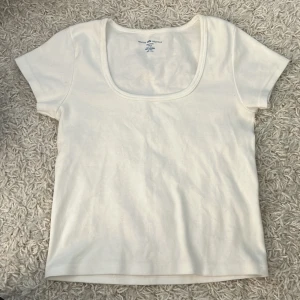 Vit tröja från brandy Melville  - Jag säljer nu denna jätte fina vita tröjan från brandy Melville i one size men är ungefär som en xs/s. Den är knappt använd och är i ett lite tjockare material🩷