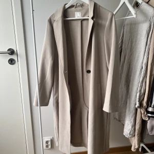 Kappa H&M - Beige kappa från h&m. Strl M. 200kr