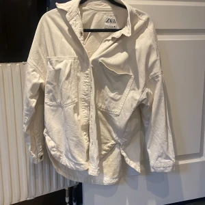 Jacka (jeans) - Jacka från zara, lite av jeans material men inte så hårt