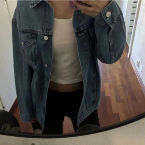 Jeansjacka  - Säljer min fina jeansjacka, har bara provat den då den var för stor för mig men hann tyvärr dra bort lapparna! Hör av er för fler bilder! Köparen står för frakten 🥰💞 OBS! Första bilden är lånad