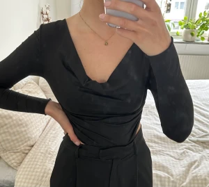 Topp - Snygg cowl neck topp, endast testad.