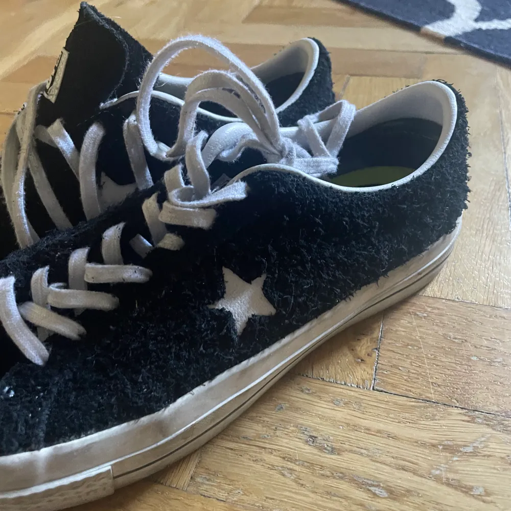 Jättefina svarta converse i bra skick. Köpta secondhand men har aldrig använt dem eftersom de tyvärr är för små. Storleken är 41 men skulle säga att de är lite stora i storleken . Skor.