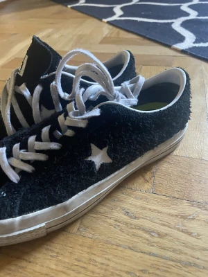Converse one star - Jättefina svarta converse i bra skick. Köpta secondhand men har aldrig använt dem eftersom de tyvärr är för små. Storleken är 41 men skulle säga att de är lite stora i storleken 
