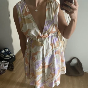 Sommarklänning - Söt klänning från asos, aldrig använd. Passar en xs-m då man själv knyter åt i sidorna. Jag på bilden är en storlek s. Finns en likadan i annat mönster på min säljsida❣️  Hör av dig om du har frågor!!