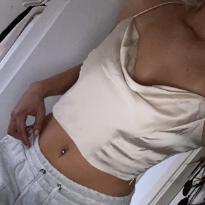 Champagne färgad top - Säljer då den inte kommer till användning  Använd 1 gång 