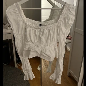 Topp - Oanvänd vit topp från hm! Skriv för prisförslag! Och fler bilder! 