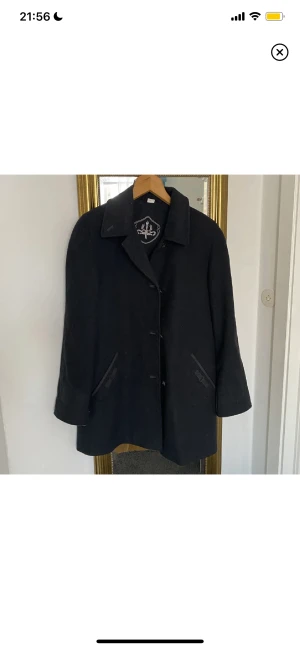 Kappa - Snygg kappa köpt secondhand, är förmodligen en herr rock men passar båda, passar allt från s-l beroende på önskad passform, spårbar frakt 69kr💕