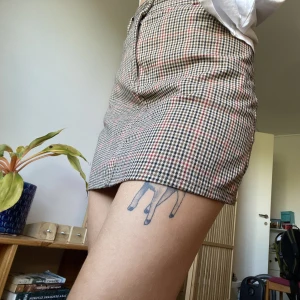 Brandy Melville kjol - Rutig rak kjol från brandy Melville. onesize. 🎈