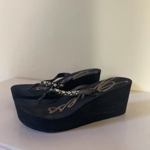 Platåflipflops från guess - Platåflipflops från guess stl 38 (materialet är lite som hård skumgummi så de är sköna)