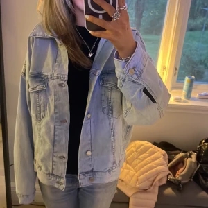 Jeansjacka - Superfin lite oversized jeansjacka aldrig använd❤️