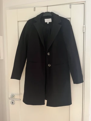 Lång kappa - Säljer denna långa kappa från vila🤩🤩 köparen står för frakt.