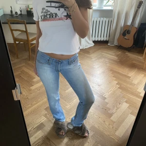 Galet snygga jeans💕💕 - Helt sjukt snygga jeans från J Lindeberg💕💕 lågmidjade och en underbar färg som passar till allt!! Dem perfekta jeansen verkligen❤️ finns en slitning som visas på sista bilden, går enkelt att fixa med lappteknik eller sy ihop bara!! Bud på 180kr!