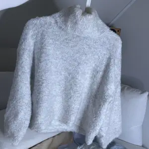 Säljer en supergosig grå tröja från NAKD storlek S. Vida ärmar och superskönt material (inte nopprig utan de är så materialet är)