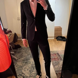 Marinblå Kostym från Oscar Jacobsson - Säljer denna otroligt snygga och stilrena kostym från Oscar Jacobsson. Det är modellen "Foley Suit" med en elegant slimmad passform. Medan kavajen är knappt använd, är byxorna helt nya med taggen fortfarande kvar.